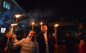Световната шампионка по бокс Станимира Петрова и джудистът Борис Георгиев поведоха факелно шествие
