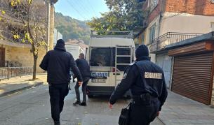 Задържаха 18-годишен без книжка и с фалшиви номера