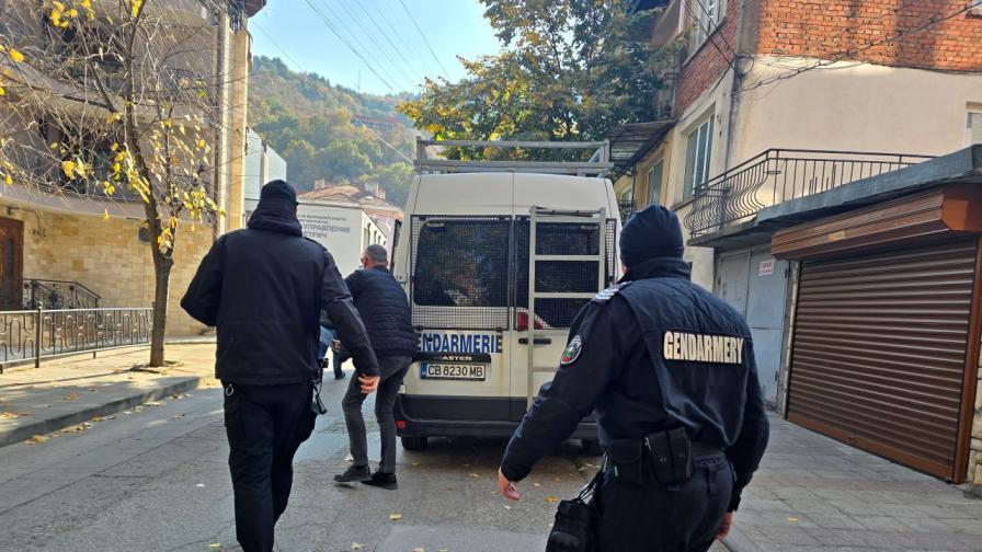 Задържаха 18-годишен без книжка и с фалшиви номера