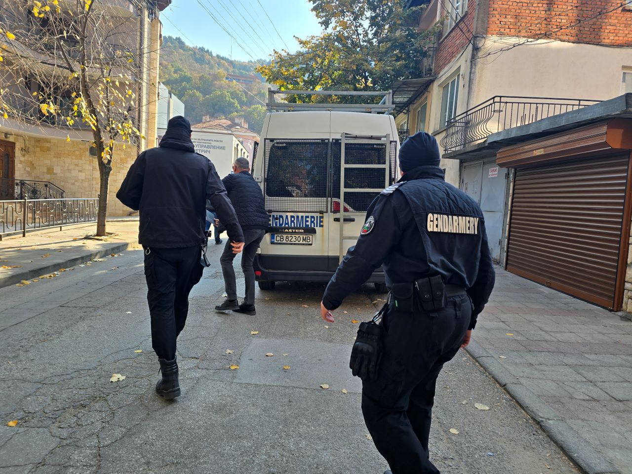 Задържаха 18-годишен без книжка и с фалшиви номера