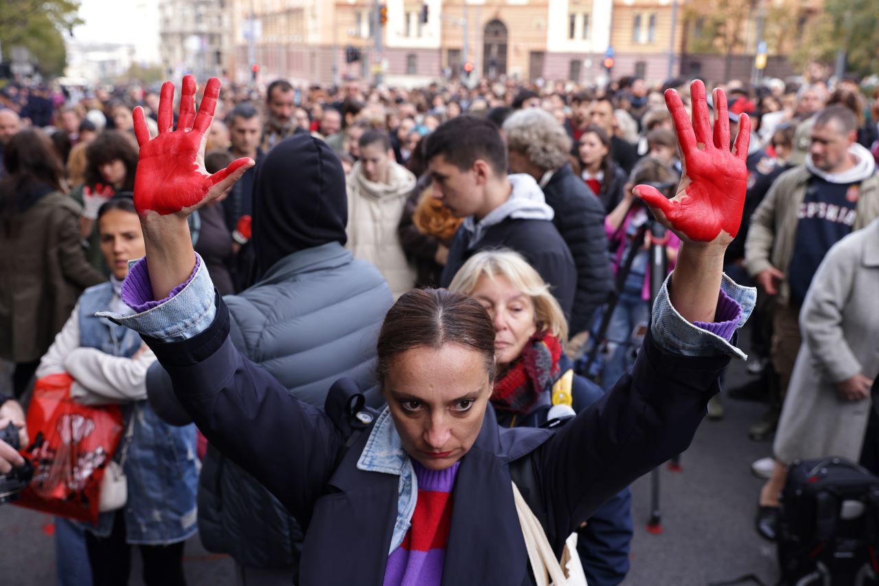 <p>Десетки хиляди души протестираха снощи в Нови Сад след срутването на козирката на железопътната гара, при което на 1 ноември загинаха четиринадесет души.</p>