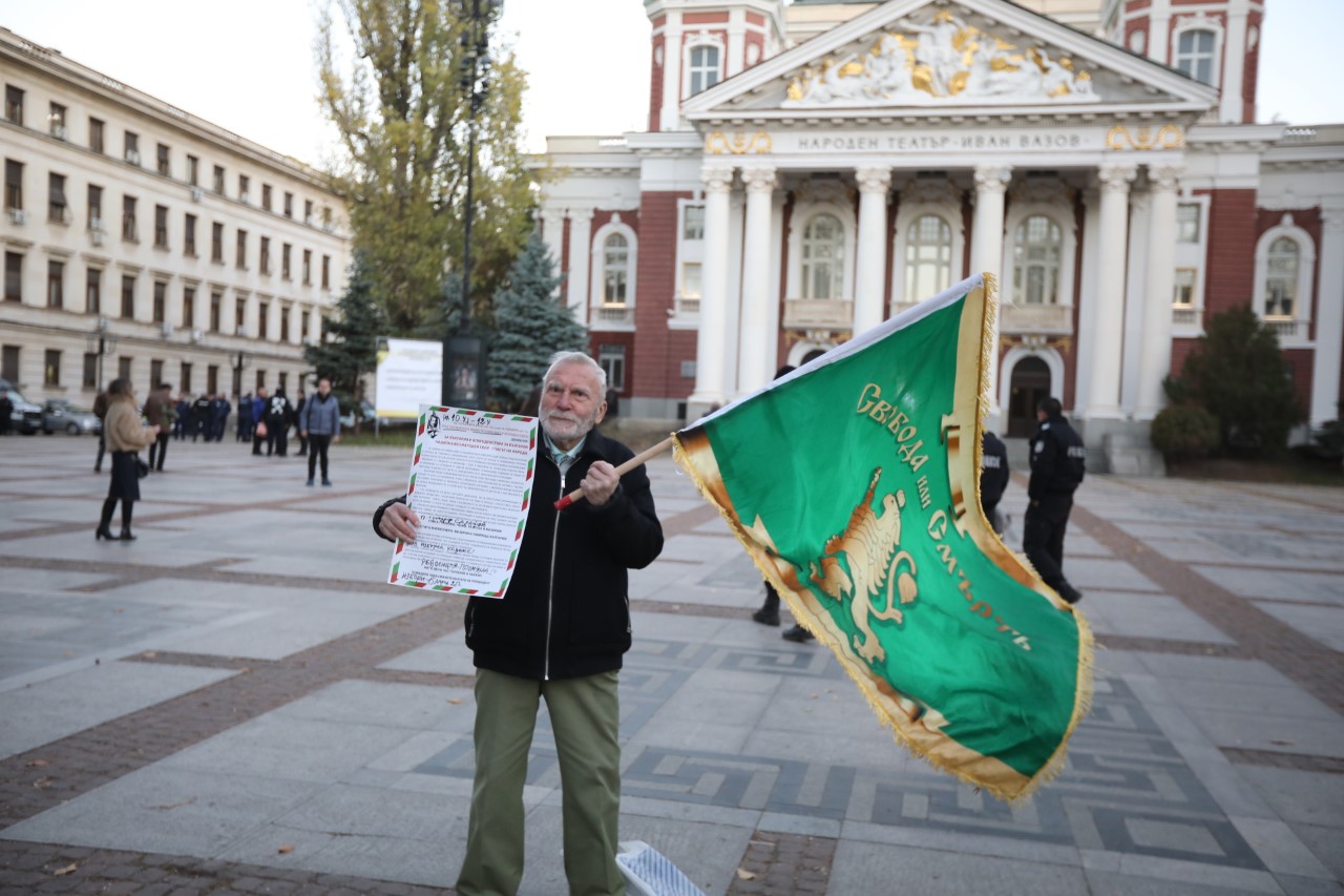 <p>Протест и напрежение пред Народния театър. Недоволни нападнаха директора Васил Василев преди премиерата на постановка, режисирана от Джон Малкович.</p>