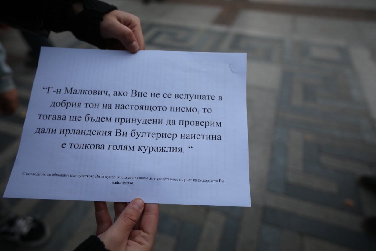 <p>Протест и напрежение пред Народния театър. Недоволни нападнаха директора Васил Василев преди премиерата на постановка, режисирана от Джон Малкович.</p>