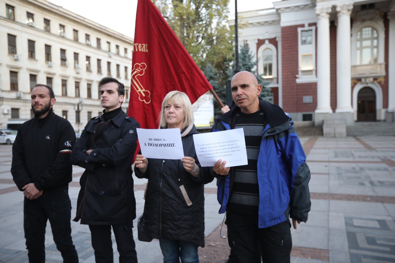 <p>Протест и напрежение пред Народния театър. Недоволни нападнаха директора Васил Василев преди премиерата на постановка, режисирана от Джон Малкович.</p>