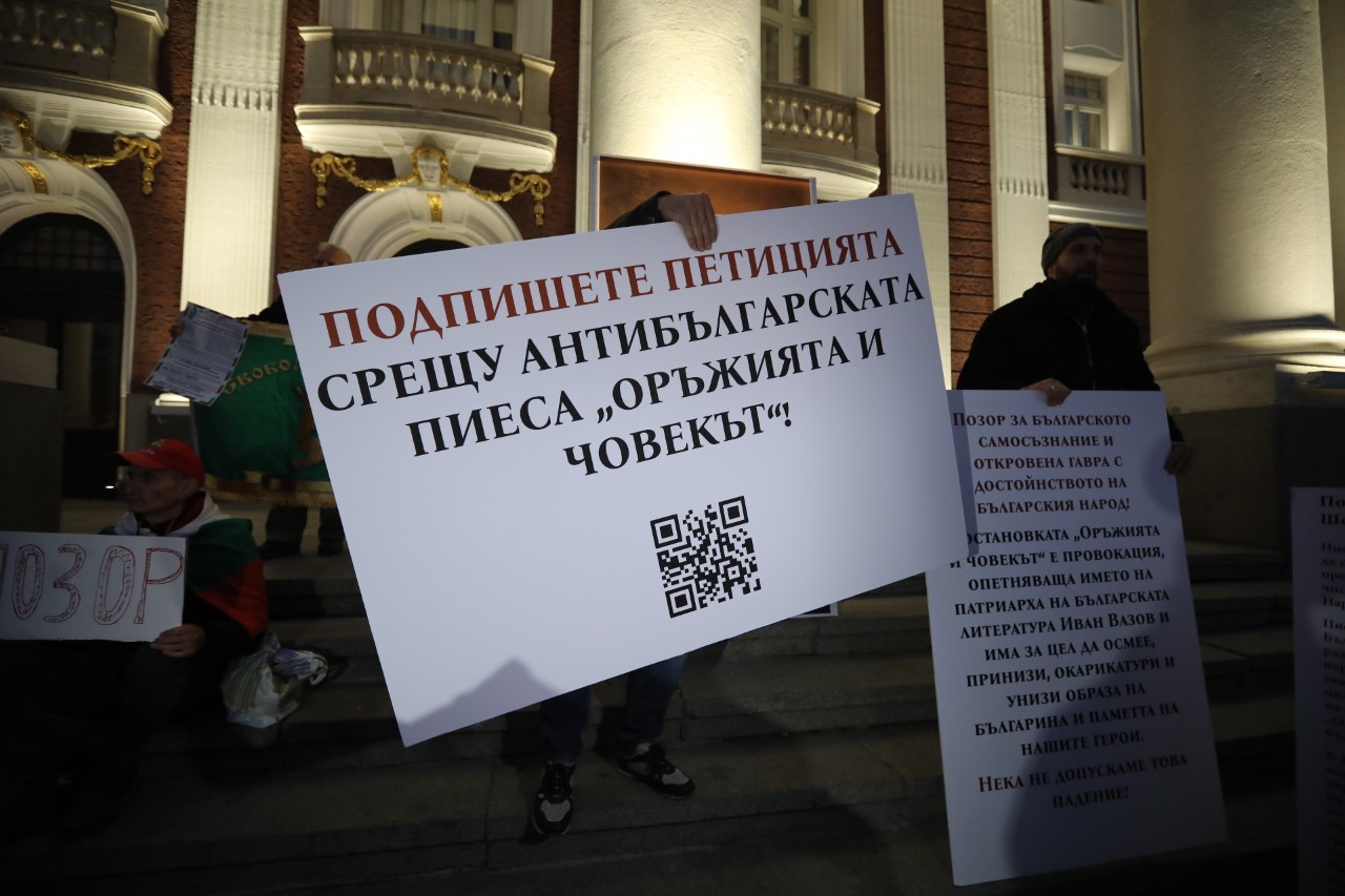 <p>Протест и напрежение пред Народния театър. Недоволни нападнаха директора Васил Василев преди премиерата на постановка, режисирана от Джон Малкович.</p>