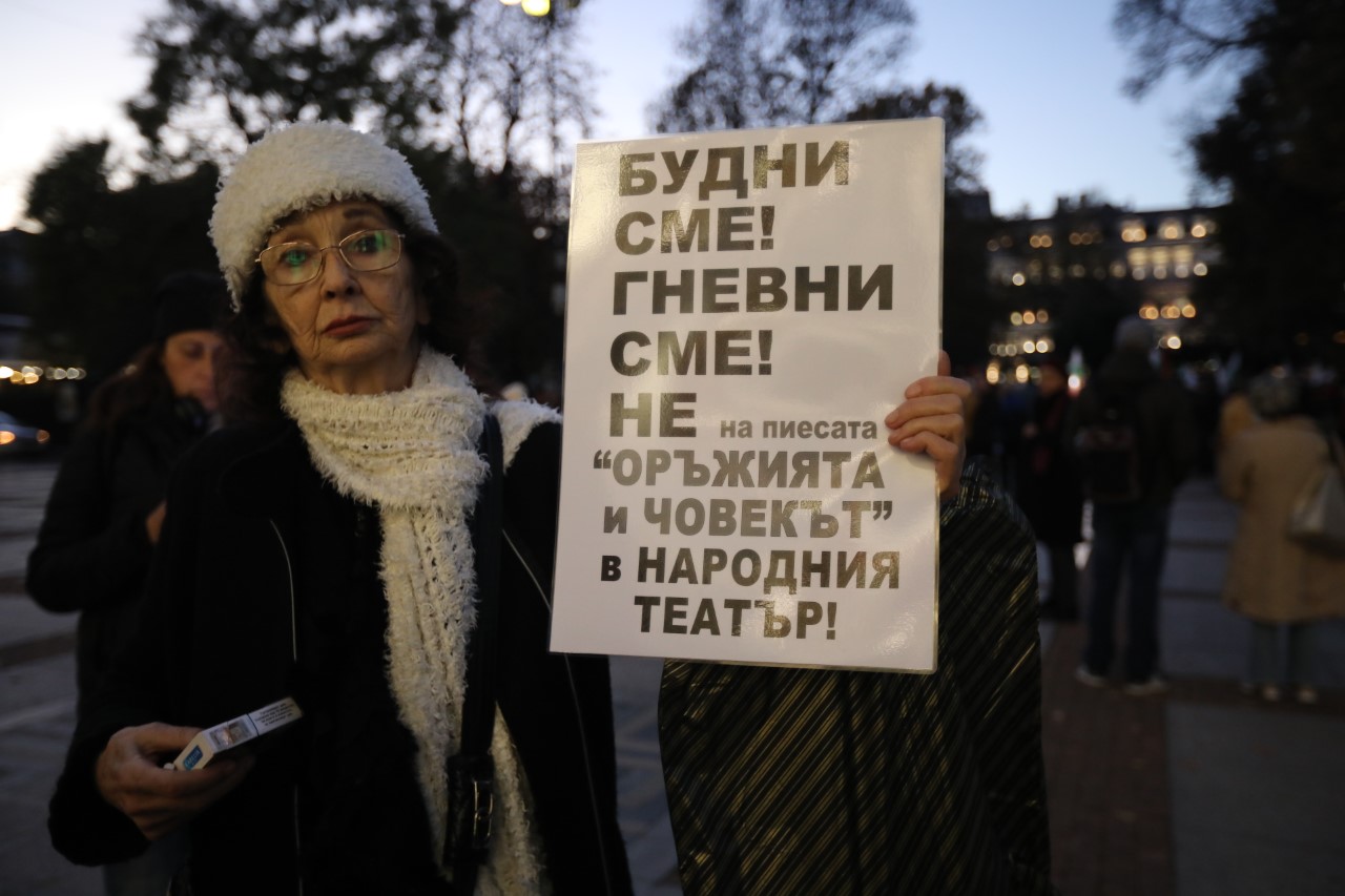 <p>Протест и напрежение пред Народния театър. Недоволни нападнаха директора Васил Василев преди премиерата на постановка, режисирана от Джон Малкович.</p>