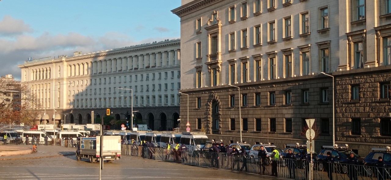 <p>Движението в центъра на София е затруднено заради предвидени седем протеста. От полицията призовават гражданите да използват масовия градски транспорт, а не личните си автомобили.</p>