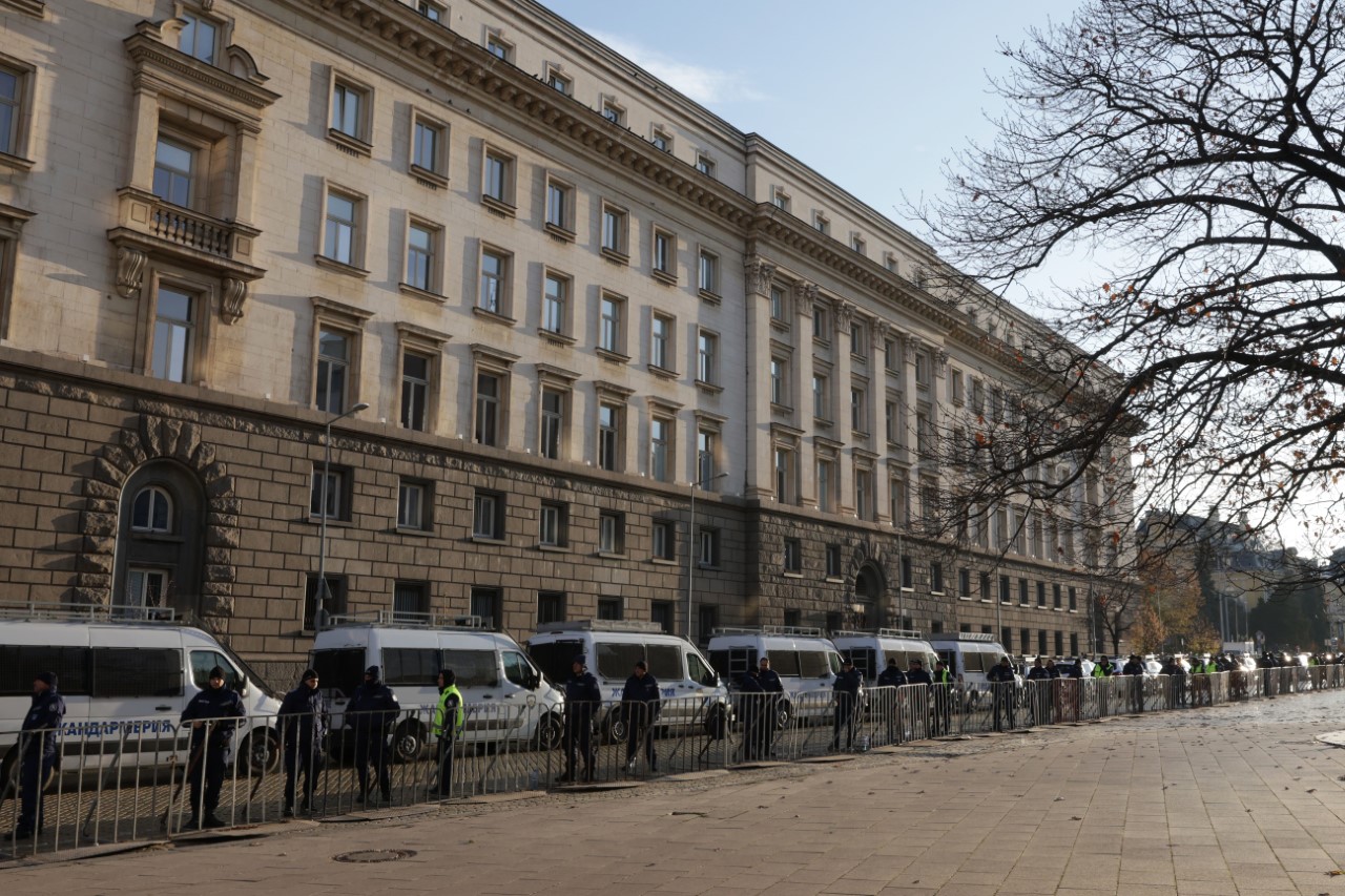 <p>Движението в центъра на София е затруднено заради предвидени седем протеста. От полицията призовават гражданите да използват масовия градски транспорт, а не личните си автомобили.</p>