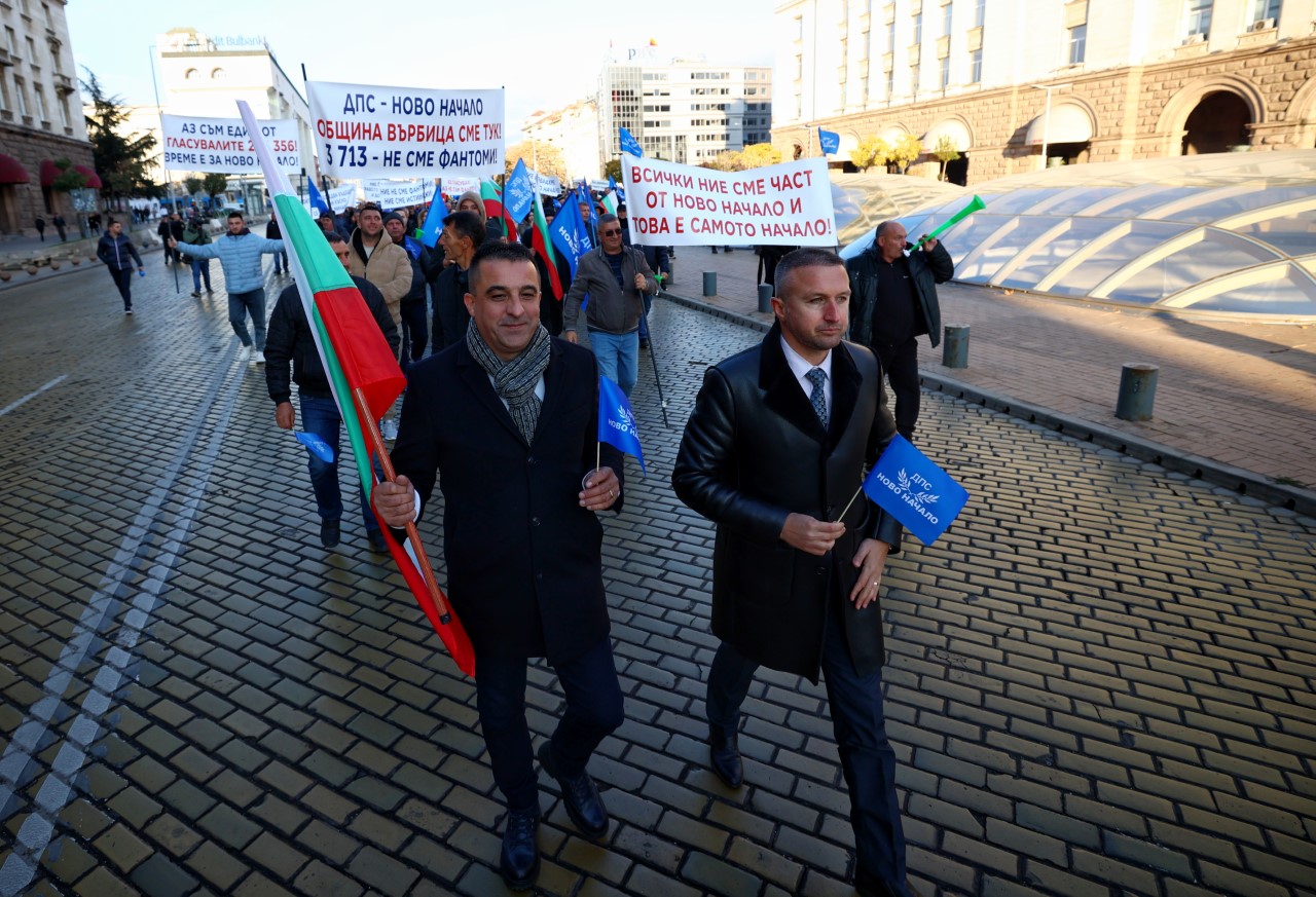 <p>Поддръжници на &bdquo;ДПС &ndash; Ново начало&ldquo; провеждат протест под надслов &bdquo;Не сме фантоми! Ние сме истински!&ldquo; пред сградата на Народното събрание.</p>