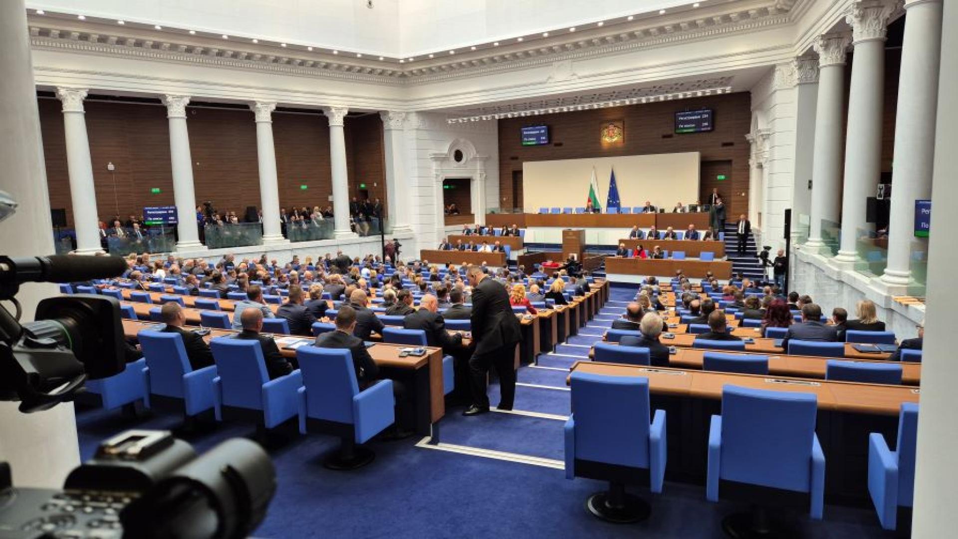 Депутатите обсъждат втория вот на недоверие срещу правителството с премиер