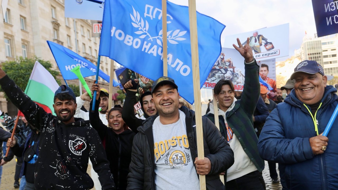 <p>Движението в центъра на София е затруднено заради предвидени седем протеста. От полицията призовават гражданите да използват масовия градски транспорт, а не личните си автомобили.</p>