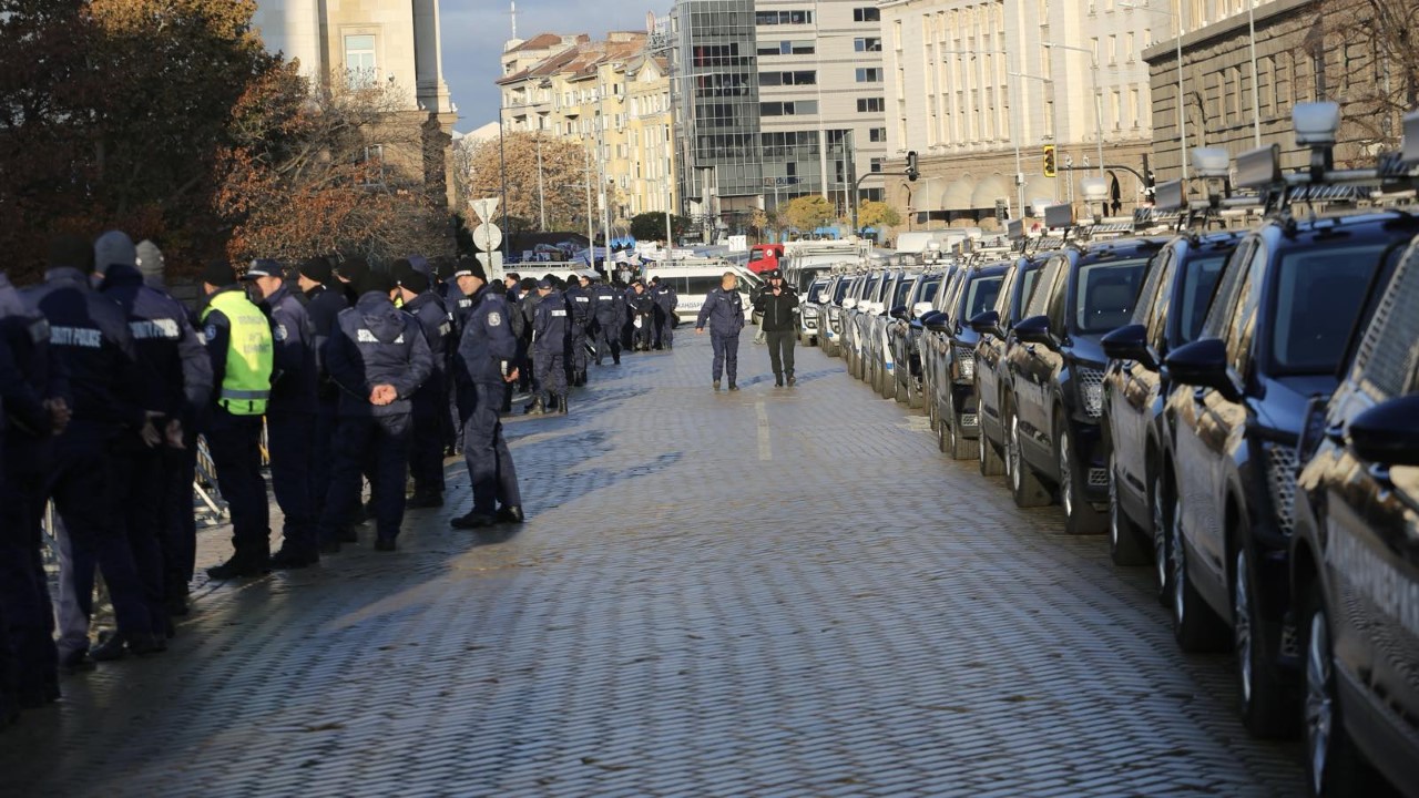 <p>Движението в центъра на София е затруднено заради предвидени седем протеста. От полицията призовават гражданите да използват масовия градски транспорт, а не личните си автомобили.</p>