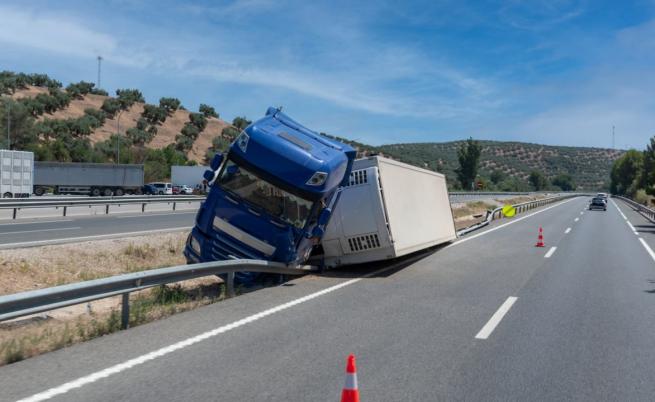 Пътен инцидент блокира пътя София - Варна, няма пострадали