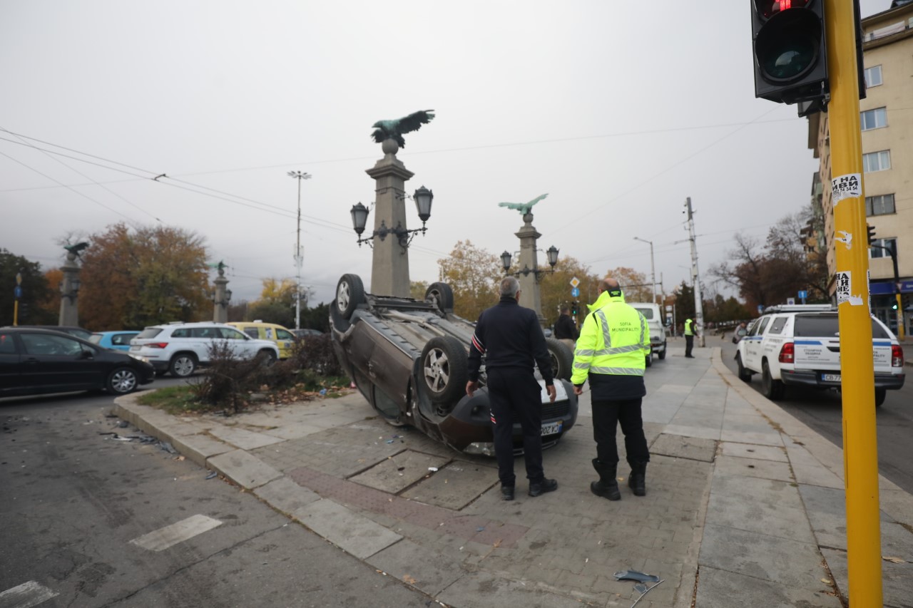 <p>Лек автомобил се обърна по таван на Орлов мост в София. Изясняват се причините за катастрофата.&nbsp;</p>