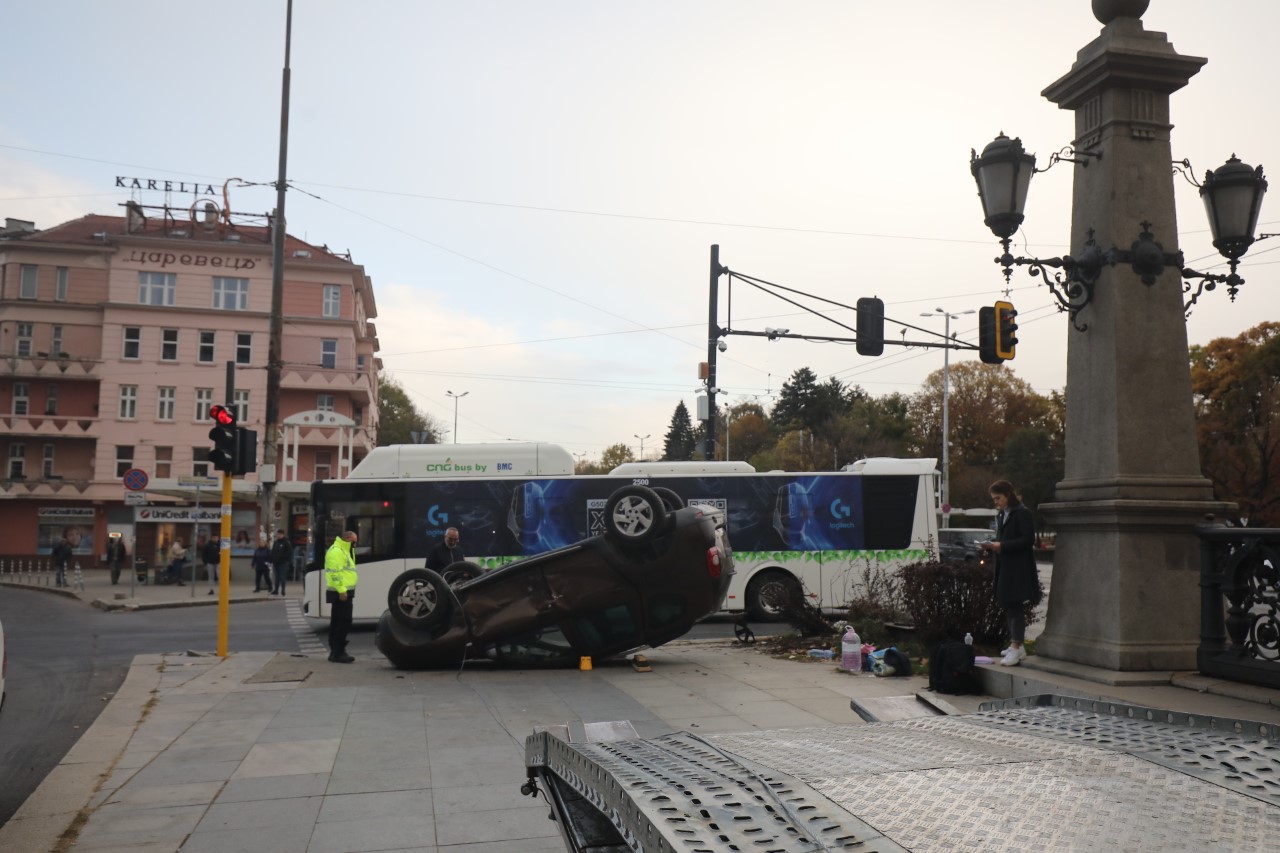 <p>Лек автомобил се обърна по таван на Орлов мост в София. Изясняват се причините за катастрофата.&nbsp;</p>