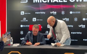 Десетки желаещи да се докоснат до Майкъл Оуен