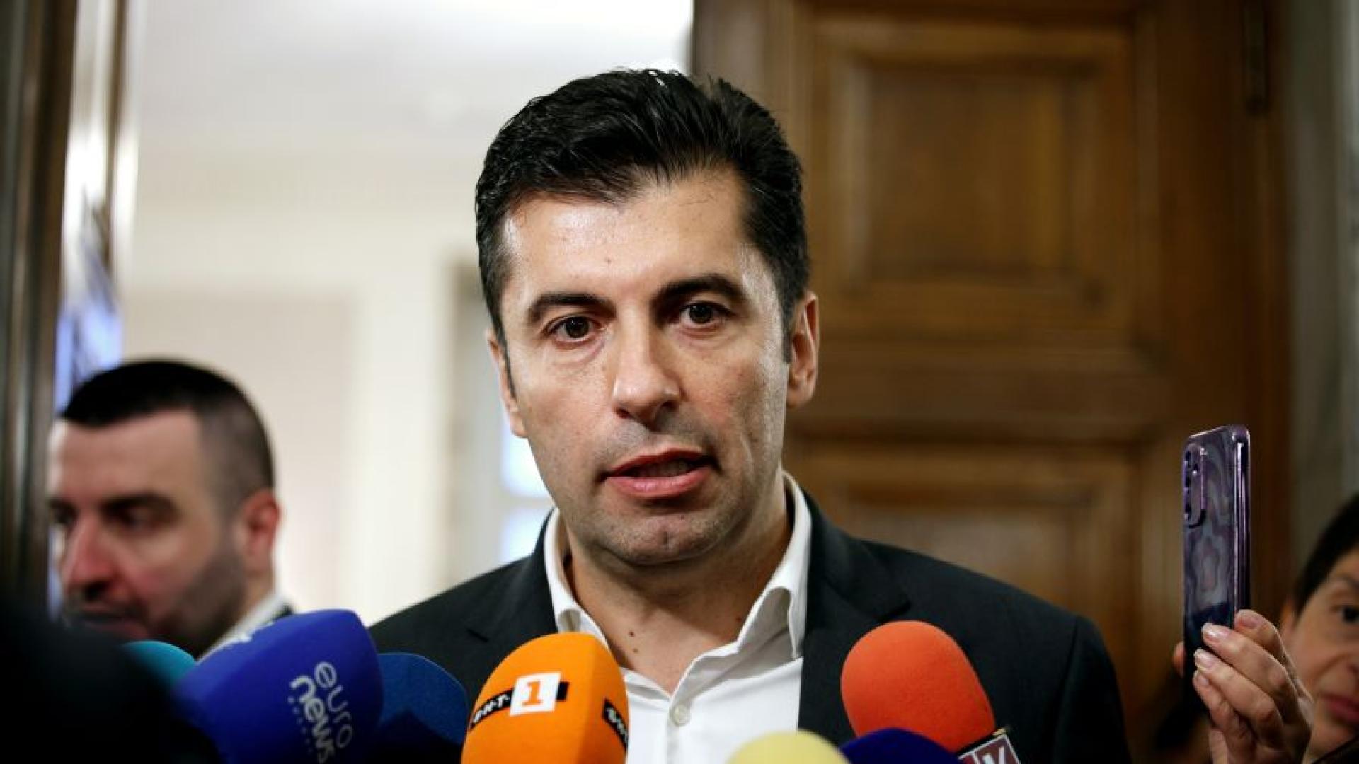 Различните партии в управляващото мнозинство предлагат своите кандидати за регулатори