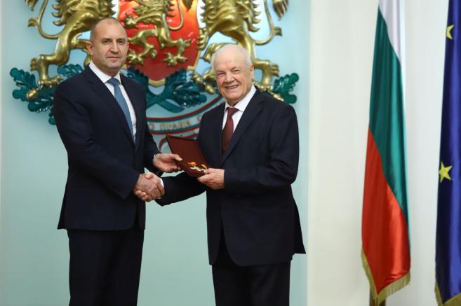  Президентът Румен Радев удостои с висше държавно отличие професор Божидар Божинов през 2023 година 