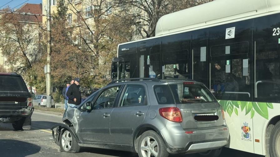 Два автомобила и автобус се удариха на...