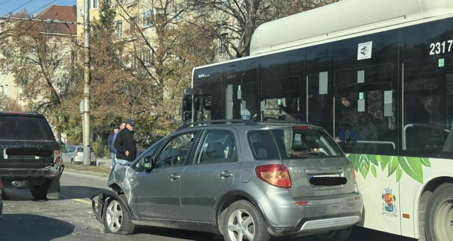 Катастрофа между джип лека кола и автобус