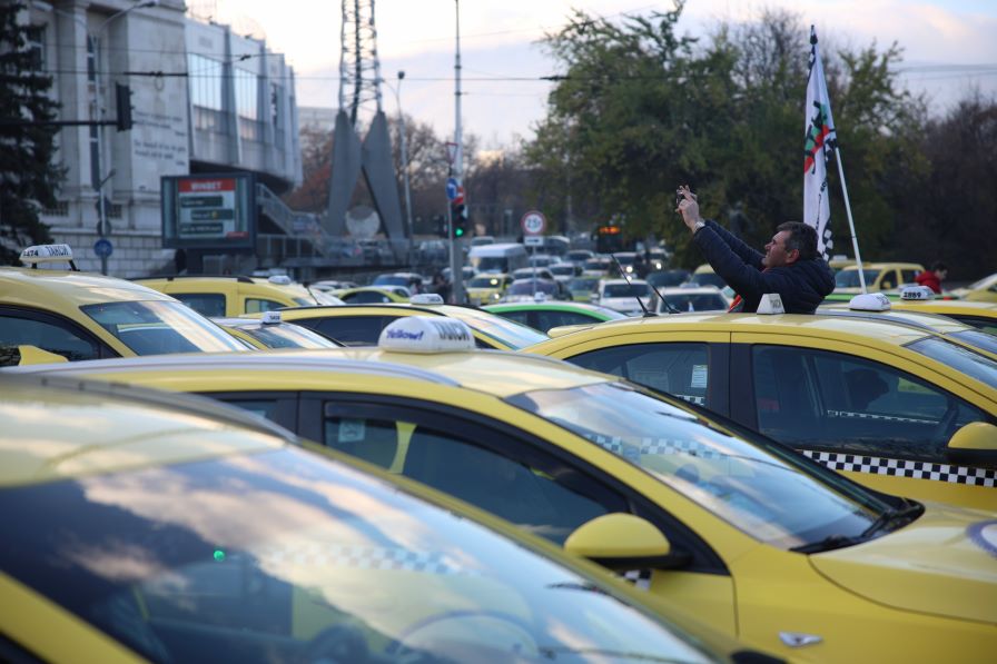 <p>Таксиметрови шофьори от цялата страна излязоха на протест - 20.11.2024 г.</p>