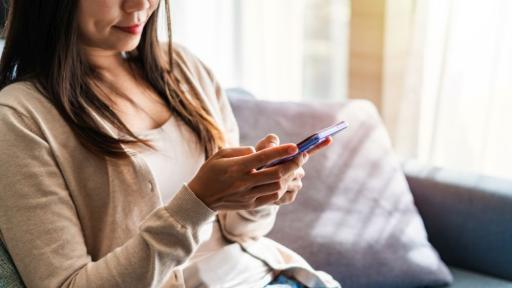 Продадоха в заложна къща телефон със запаметени данни на чужда дебитна карта