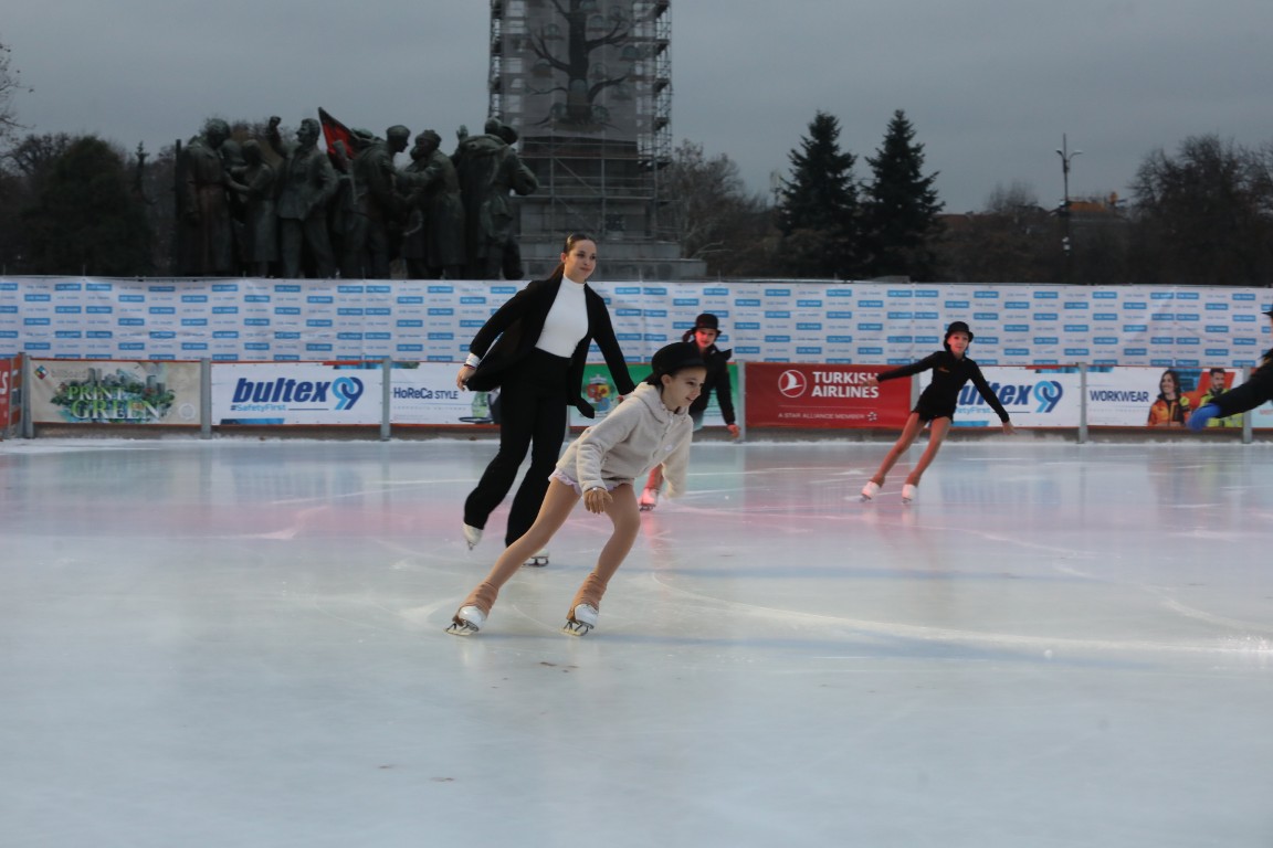 Най-голямата ледена пързалка на Балканите "Айс парк" (Ice Park) беше открита днес в София. Леденият парк заема обща площ от 11 000 кв.м с ледено поле 4000 кв.м с три големи пързалки.
