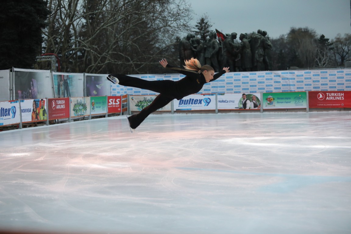Най-голямата ледена пързалка на Балканите "Айс парк" (Ice Park) беше открита днес в София. Леденият парк заема обща площ от 11 000 кв.м с ледено поле 4000 кв.м с три големи пързалки.