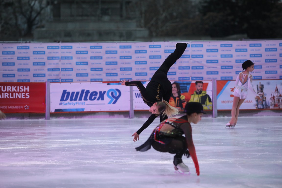 Най-голямата ледена пързалка на Балканите "Айс парк" (Ice Park) беше открита днес в София. Леденият парк заема обща площ от 11 000 кв.м с ледено поле 4000 кв.м с три големи пързалки.