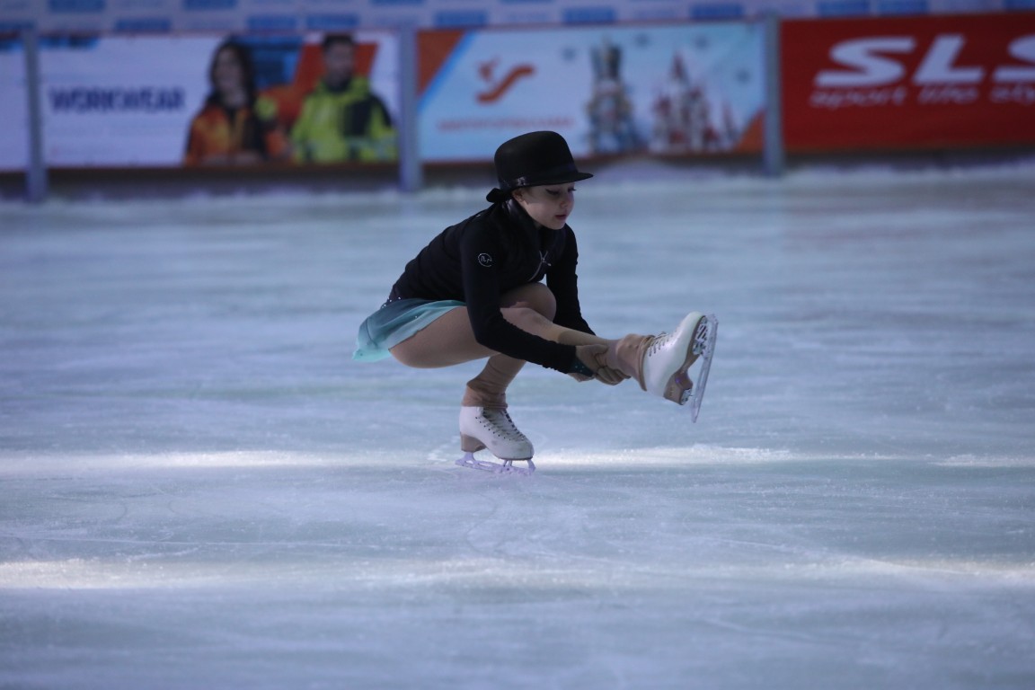 Най-голямата ледена пързалка на Балканите "Айс парк" (Ice Park) беше открита днес в София. Леденият парк заема обща площ от 11 000 кв.м с ледено поле 4000 кв.м с три големи пързалки.