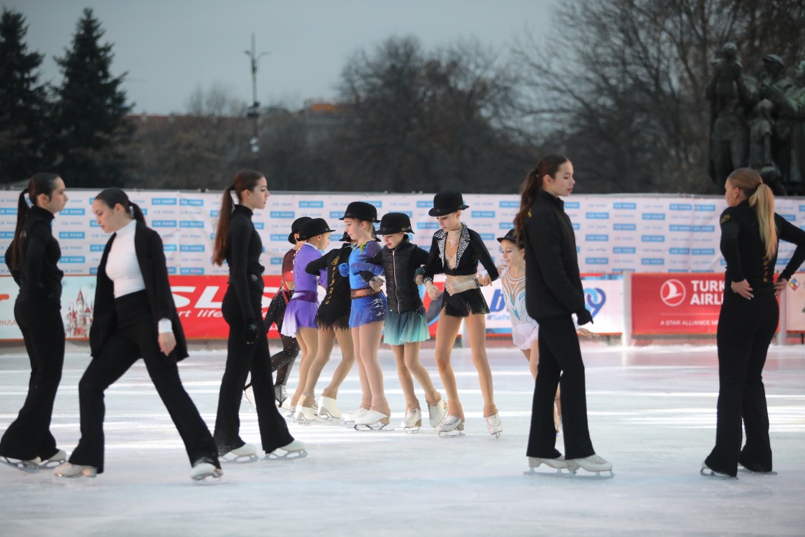 Най-голямата ледена пързалка на Балканите "Айс парк" (Ice Park) беше открита днес в София. Леденият парк заема обща площ от 11 000 кв.м с ледено поле 4000 кв.м с три големи пързалки.