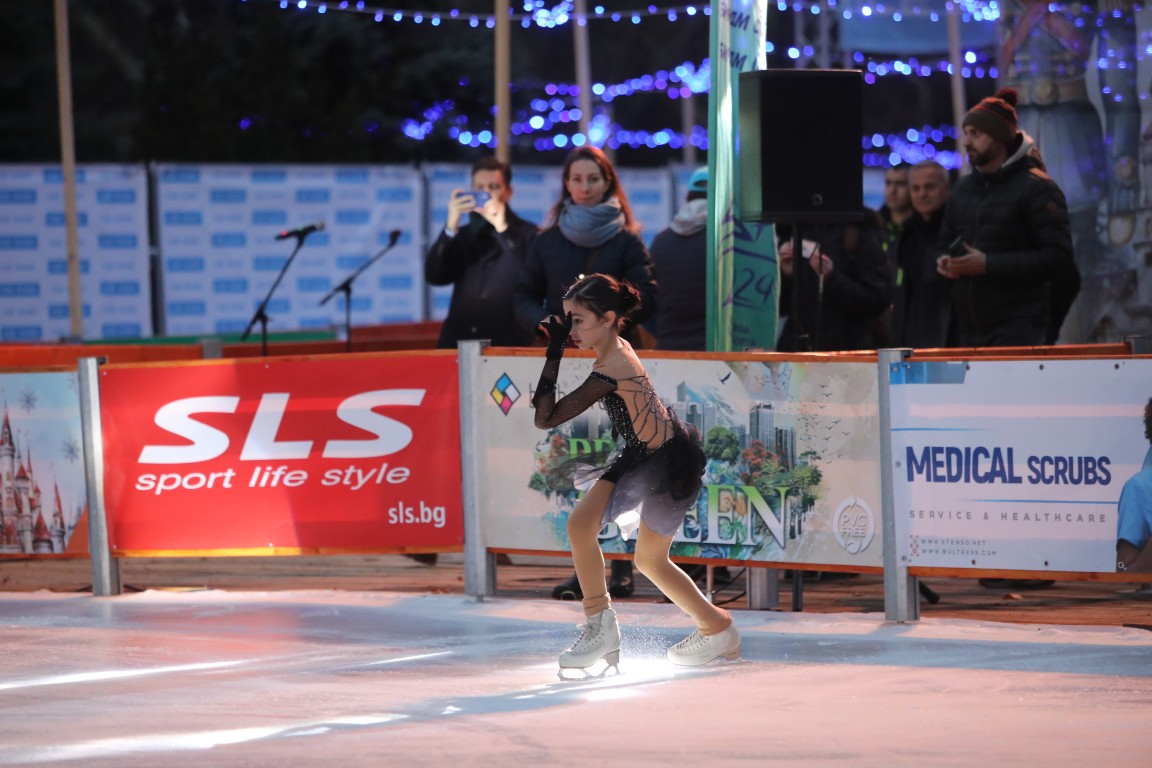 Най-голямата ледена пързалка на Балканите "Айс парк" (Ice Park) беше открита днес в София. Леденият парк заема обща площ от 11 000 кв.м с ледено поле 4000 кв.м с три големи пързалки.