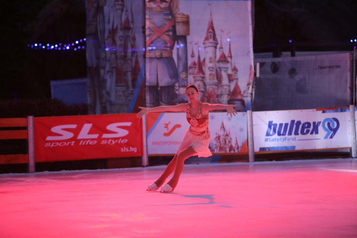 Най-голямата ледена пързалка на Балканите "Айс парк" (Ice Park) беше открита днес в София. Леденият парк заема обща площ от 11 000 кв.м с ледено поле 4000 кв.м с три големи пързалки.