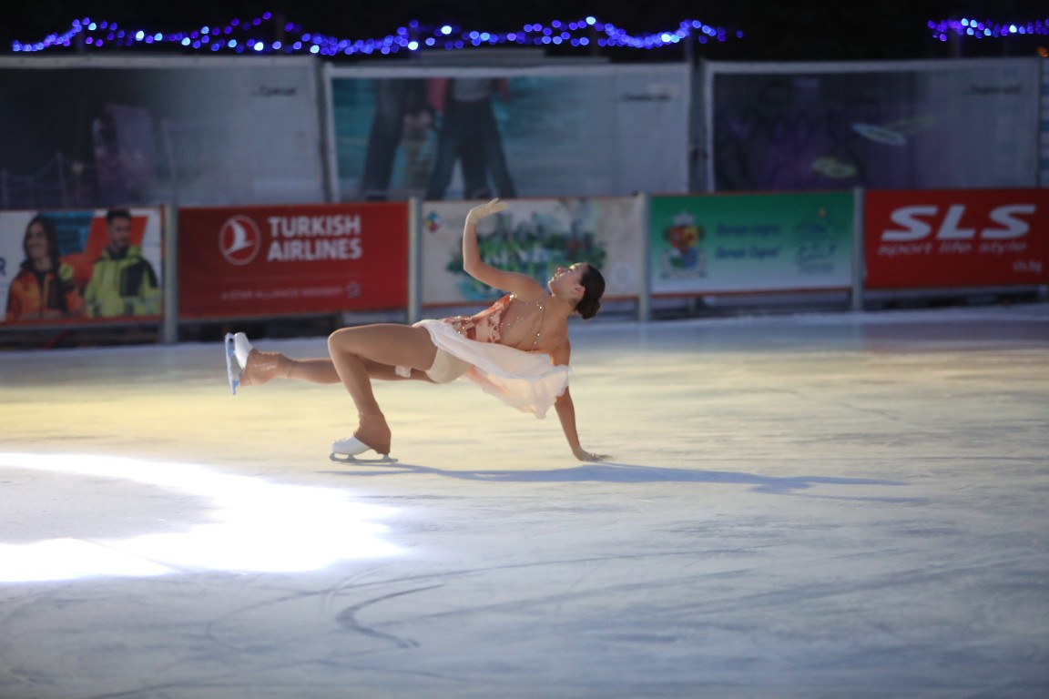 Най-голямата ледена пързалка на Балканите "Айс парк" (Ice Park) беше открита днес в София. Леденият парк заема обща площ от 11 000 кв.м с ледено поле 4000 кв.м с три големи пързалки.