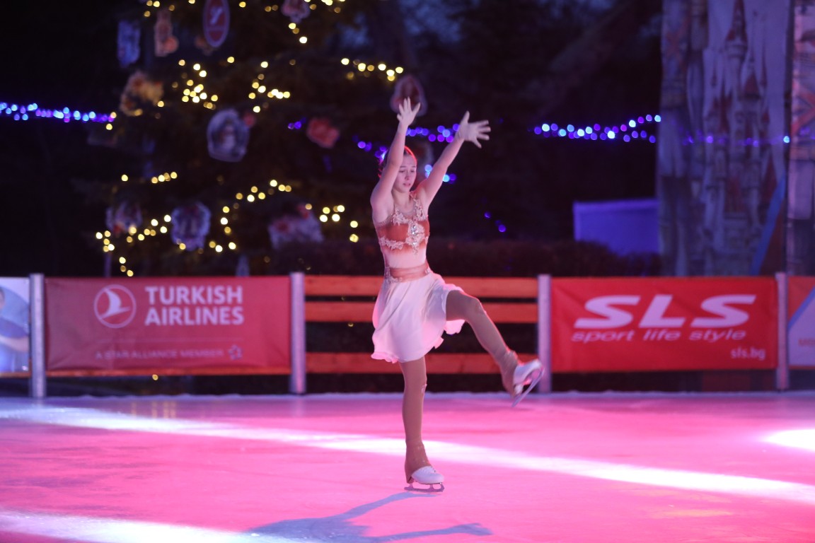 Най-голямата ледена пързалка на Балканите "Айс парк" (Ice Park) беше открита днес в София. Леденият парк заема обща площ от 11 000 кв.м с ледено поле 4000 кв.м с три големи пързалки.