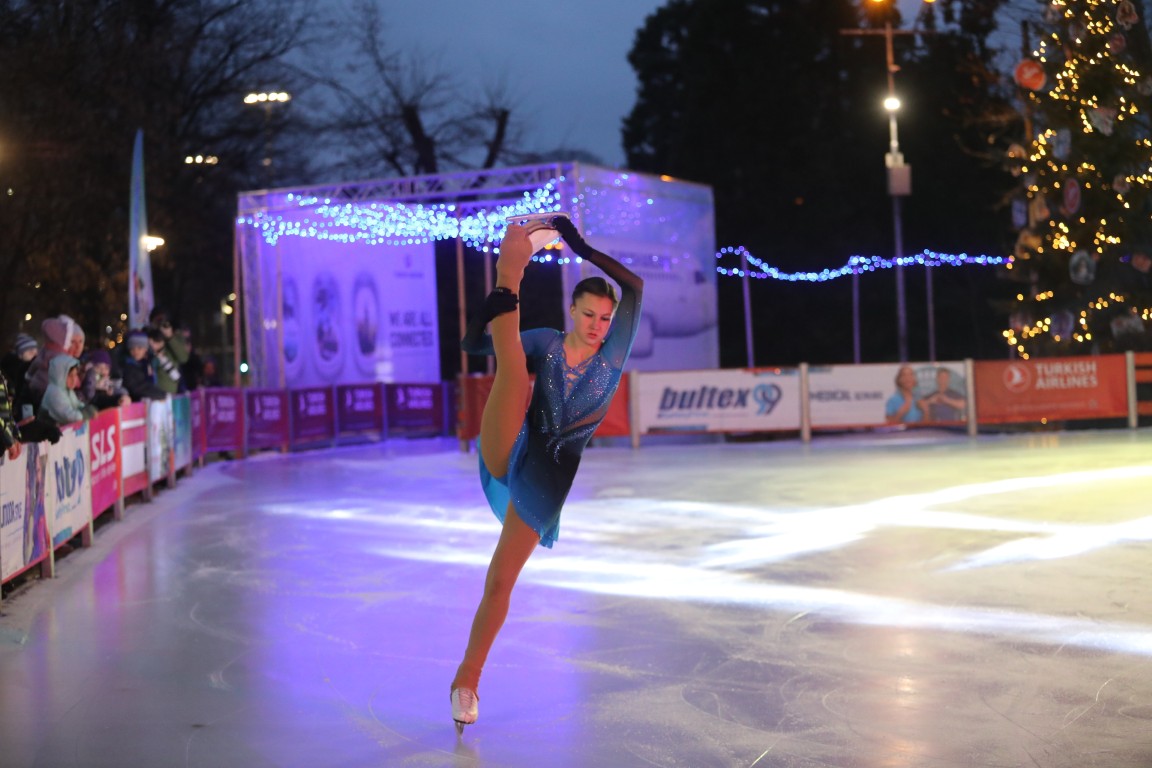 Най-голямата ледена пързалка на Балканите "Айс парк" (Ice Park) беше открита днес в София. Леденият парк заема обща площ от 11 000 кв.м с ледено поле 4000 кв.м с три големи пързалки.