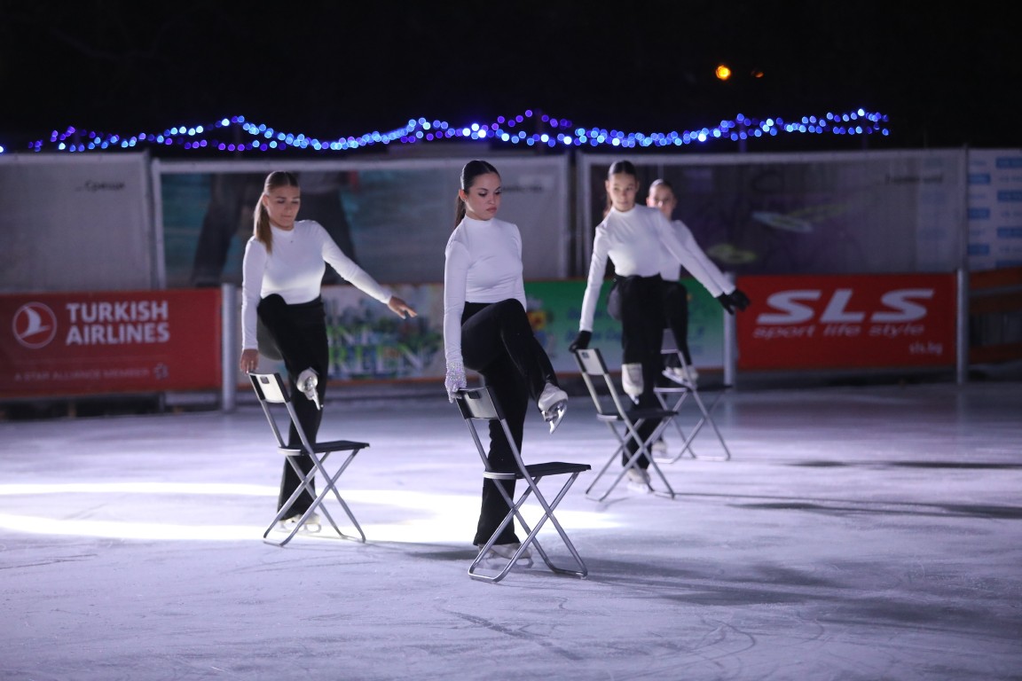 Най-голямата ледена пързалка на Балканите "Айс парк" (Ice Park) беше открита днес в София. Леденият парк заема обща площ от 11 000 кв.м с ледено поле 4000 кв.м с три големи пързалки.