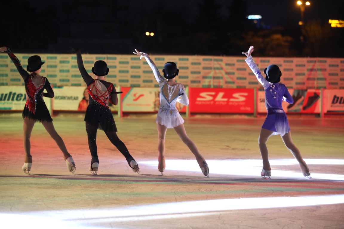 Най-голямата ледена пързалка на Балканите "Айс парк" (Ice Park) беше открита днес в София. Леденият парк заема обща площ от 11 000 кв.м с ледено поле 4000 кв.м с три големи пързалки.