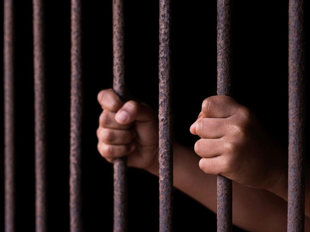 Хиляди хора включително жени и деца бяха освободени от скандалните