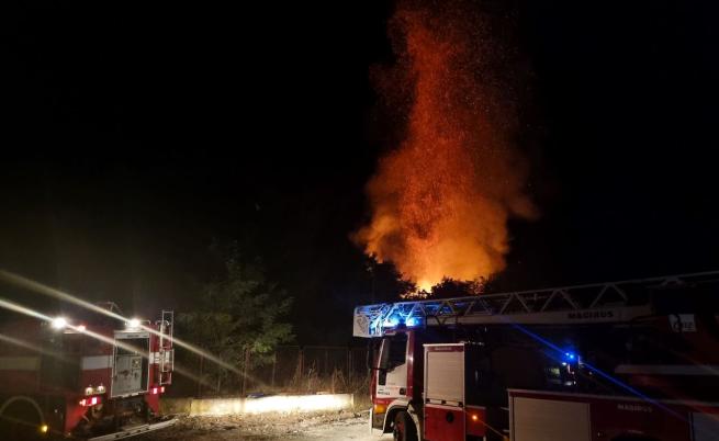 Пожар пламна в къща край Луковит, има пострадали, сред които и деца