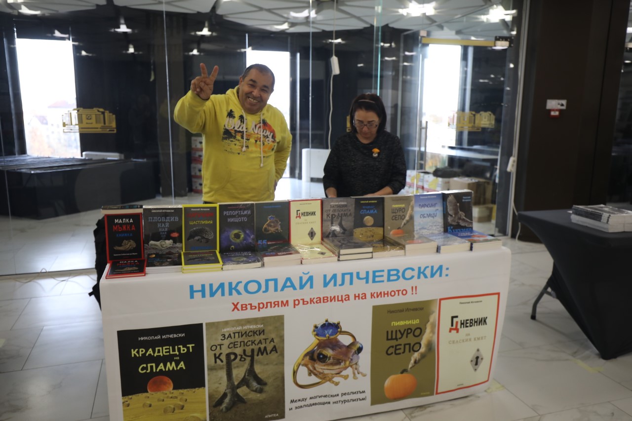 <p>Панаирът на книгата започва днес в НДК и ще продължи до неделя - 15 декември. Над 160 издателства с повече от 100 000 заглавия ще участват в 51-вото издание, уточниха организаторите от Асоциация &quot;Българска книга&quot;. Мотото тази година е &quot;Създаваме истории. Създаваме история&quot;</p>