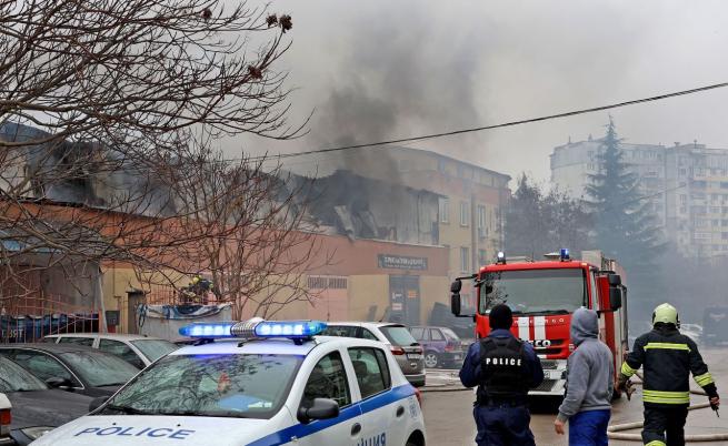 Голям пожар във Варна, горя автосервиз