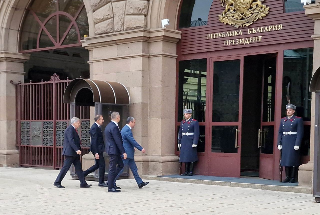 <p>Представителите на &bdquo;БСП - Обединена левица&ldquo; - Атанас Зафиров, Иван Иванов, Борислав Гуцанов, Кирил Добрев и Драгомир Стойнев, пристигнаха в сградата на президентството за консултации с държавния глава.</p>