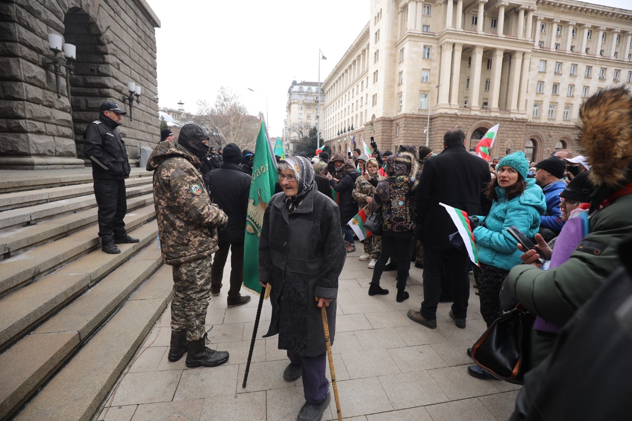 <p>Стопаните на заразените с чума животни излязоха на протест пред Министерския съвет. Те настояват за адекватни мерки от страна на държавата.</p>