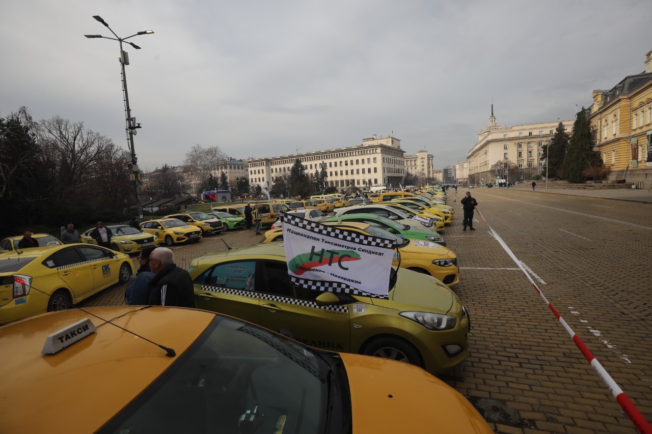 <p>Таксиметрови шофьори излизат на протест в София. Причината е, че все още не е решен въпросът с повишените цени на полиците за задължителната застраховка &bdquo;Гражданска отговорност&rdquo;.</p>