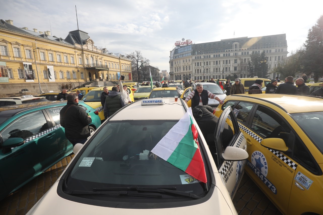 <p>Таксиметрови шофьори излизат на протест в София. Причината е, че все още не е решен въпросът с повишените цени на полиците за задължителната застраховка &bdquo;Гражданска отговорност&rdquo;.</p>