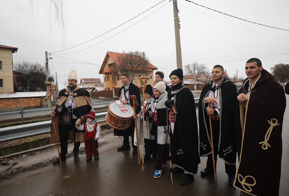 <p>Коледари огласиха улици и домове в кв. Славовци, район &quot;Нови Искър&quot;, с една от най-популярните песни при Коледуването &bdquo;Стани, стани Нине!&quot;</p>