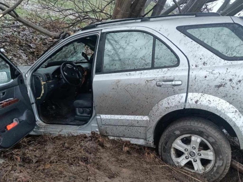 След удар на автомобил в дърво по пътя между Шумен