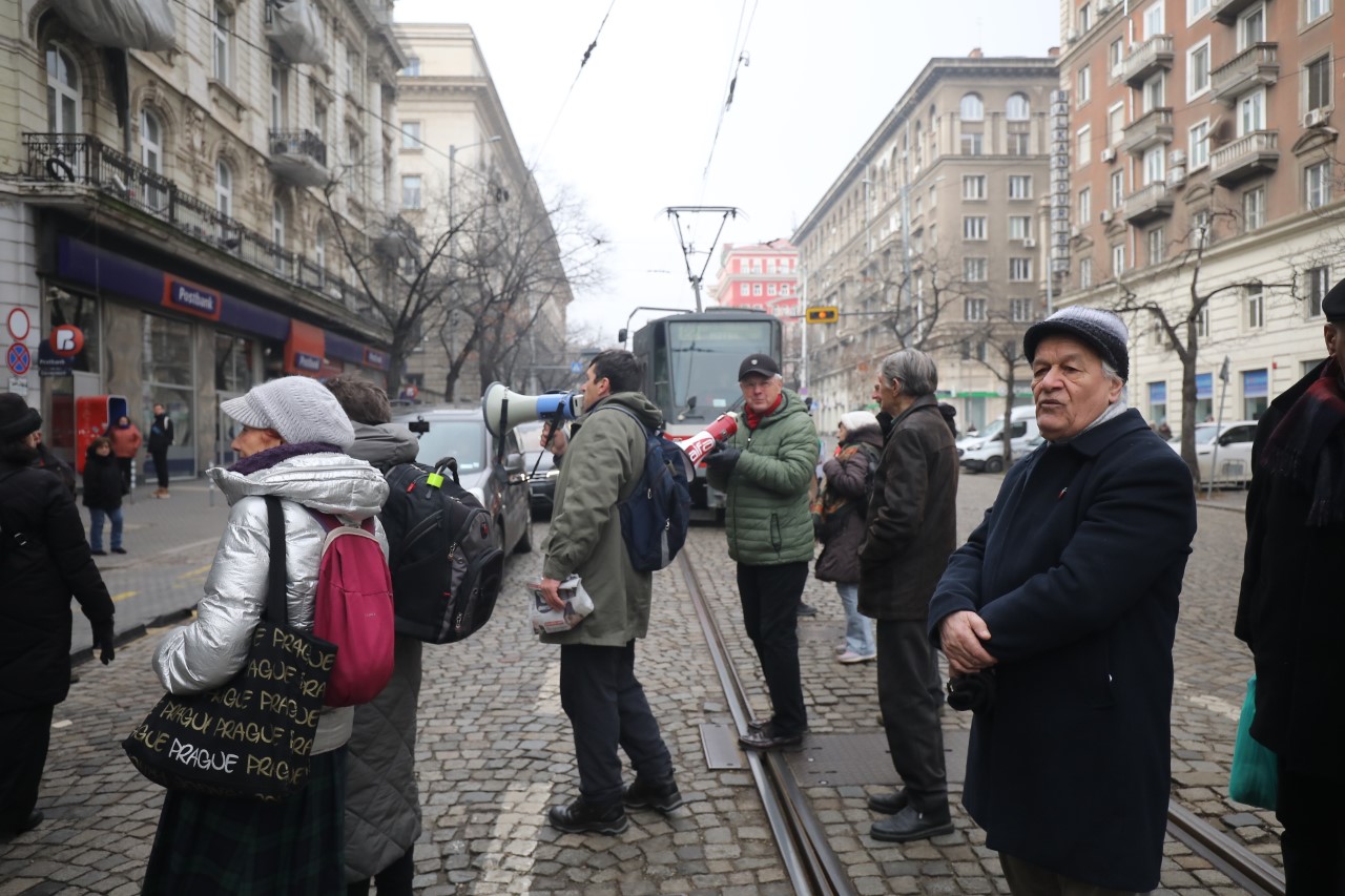 <p>Протестиращи граждани искат да влязат в сградата на КЕВР. Те не са съгласни с планираното 9-процентно увеличение на цената на тока от 1 януари 2025 година.</p>