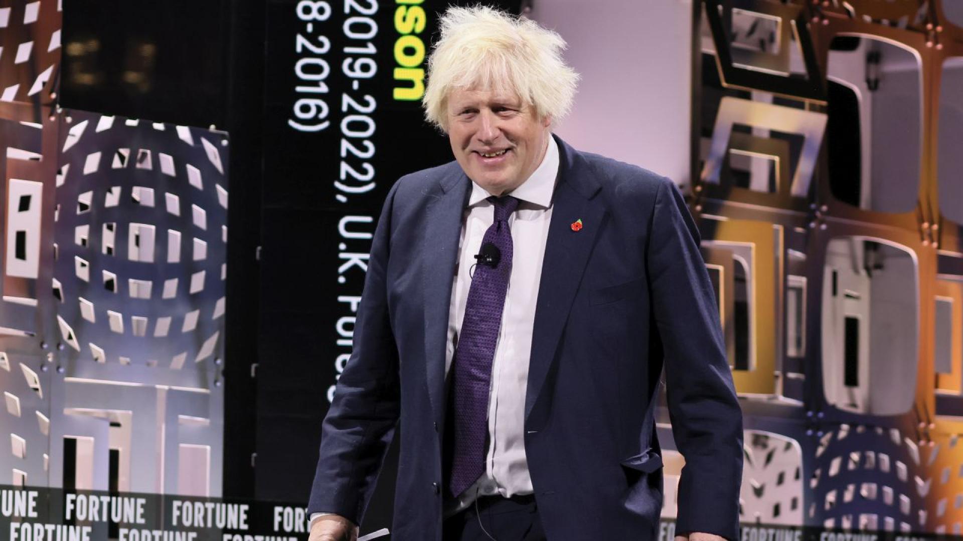 Бившият министър председател на Великобритания Борис Джонсън беше заснет да приплаква